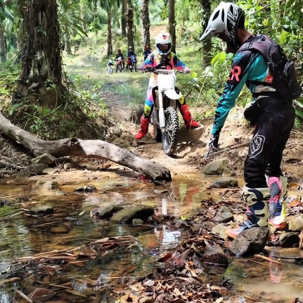 guided dirt bike creek crossing krabi 32